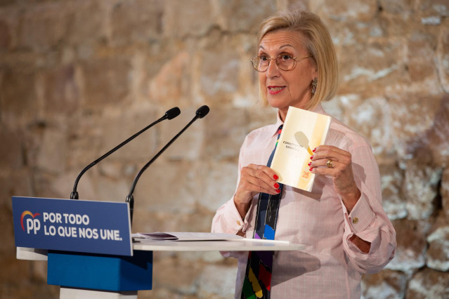 La fundadora de UPyD, Rosa Díez durante su intervención y con la Constitución Española en la mano en el acto de campaña del Partido Popular en el Museo de Historia de Barcelona (España), a 6 de noviembre de 2019.