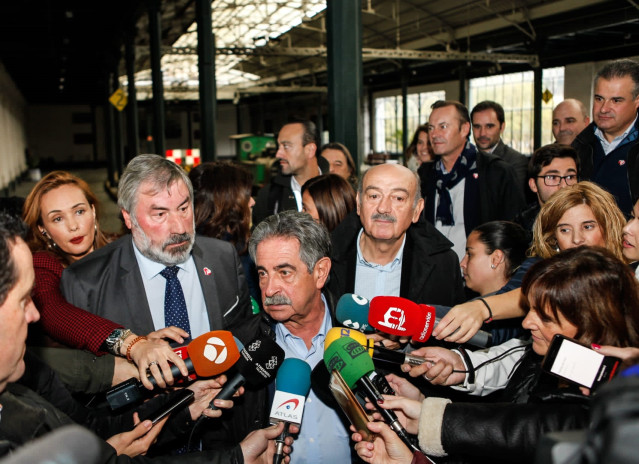El secretario general del PRC, MIguel Ángel Revilla, con candidatos y cargos del partido, a la llegada a la estación de La Concordia en Bilbao