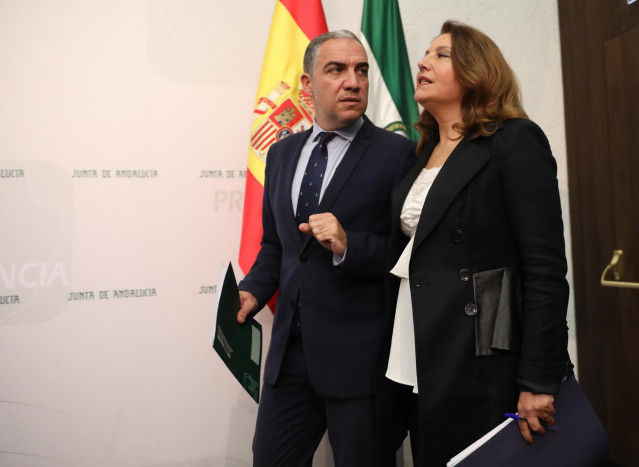 El consejero de la Presidencia, Administración Pública e Interior y portavoz del Gobierno andaluz, Elías Bendodo, junto a la consejera de Agricultura, Ganadería, Pesca y Desarrollo Sostenible, Carmen Crespo.