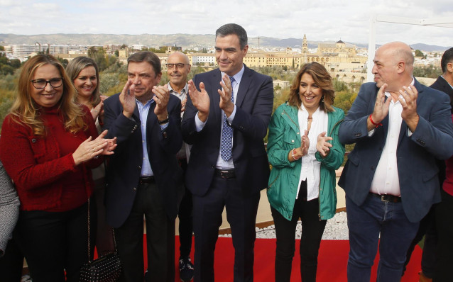 El secretario general y presidente del Gobierno en funciones, Pedro Sánchez (c),  junto a la líder del PSOE-A, Susana Díaz (2d) y el ministro de Agricultura, en funciones, Luis Planas (2i) en un acto electoral en Córdoba a 6 de noviembre