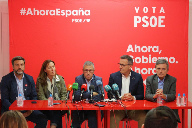 El secretario federal del área de Transición Ecológica para la Economía del Partido Socialista y secretario de Estado de Medio Ambiente en funciones, Hugo Morán, en rueda de prensa en la sede del PSOE de Cartagena