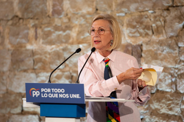 La fundadora de UPyD, Rosa Díez hojea la Constitución Española durante su intervención en el acto de campaña del Partido Popular en el Museo de Historia de Barcelona (España), a 6 de noviembre de 2019.