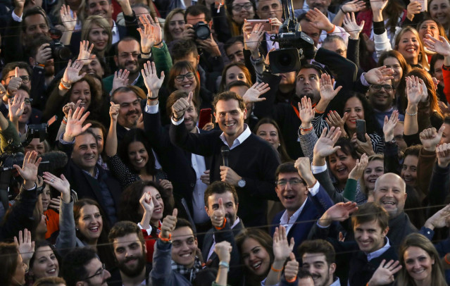 El presidente de Ciudadanos, Albert Rivera, en Sevilla, durante un paseo en barco por el río Guadalquivir.