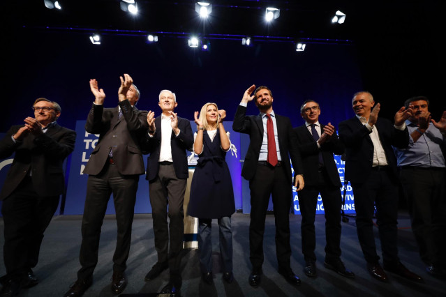Pablo Casado, junto a dirigentes del PP de Aragón en un mitin en Zaragoza