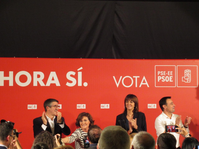 Patxi López, Carmen Calvo, Idoia Mendia y Mikel Torres en un mitin del PSE-EE en Bilbao