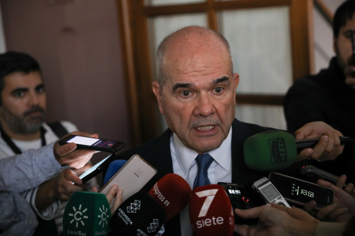 Manuel Chaves, tras salir de la comisión de investigación, en declaraciones a los periodistas