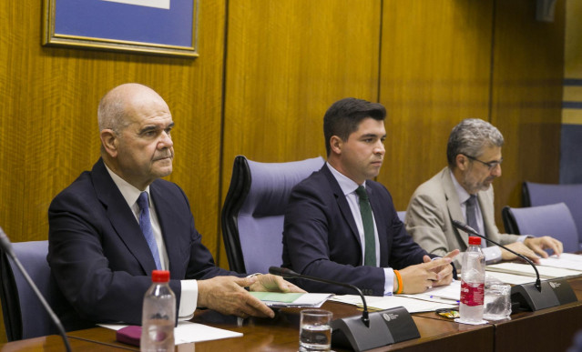 Comisión de investigación parlamentaria sobre la extinta Faffe. El ex presidente de la Junta Manuel Chaves (i) junto al presidente de la Comisión Enrique Moreno (c). En Sevilla (Andalucía) a 07 de noviembre de 2019.
