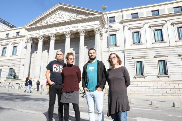 Candidatos de la CUP ante la fachada del Congreso