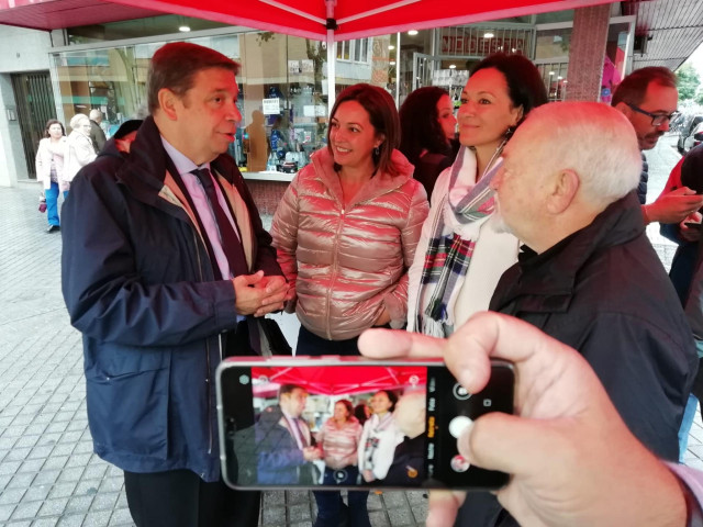 Luis Planas, junto a Isabel Ambrosio y Rafi Crespín en la barriada de Santa Rosa, en Córdoba.