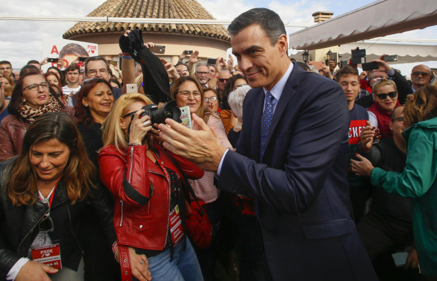 El secretario general y presidente del Gobierno en funciones, Pedro Sánchez, antes de comenzar el acto electoral en Córdoba a 6 de noviembre de 2019