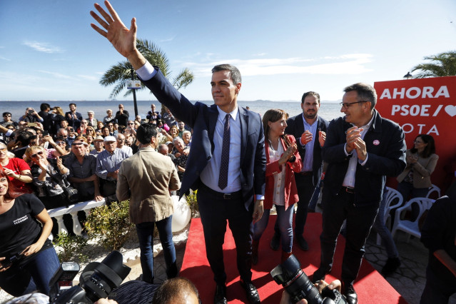 El secretario general del PSOE y candidato a la Presidencia del Gobierno, Pedro Sánchez, en Los Alcázares (Murcia)
