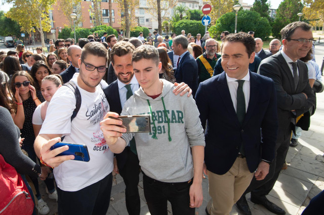 (I-D) El diputado del PP al Congreso de los Diputados por Murcia y secretario general del Partido Popular, Teodoro García Egea (1d)y el candidato a la presidencia del Gobierno por el Partido Popular, Pablo Casado  (2d) se fotografian con alumnos del centr