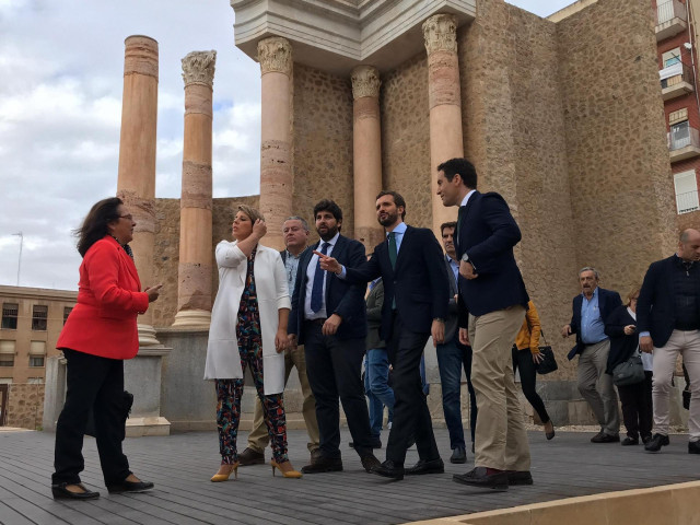 El presidente del PP, Pablo Casado, visita el Teatro Romano de Cartagena junto con la vicealcaldesa de la ciudad, Noelia Arroyo; el presidente de la Comunidad, Fernando López Miras; y el secretario general del PP, Teodoro García Egea