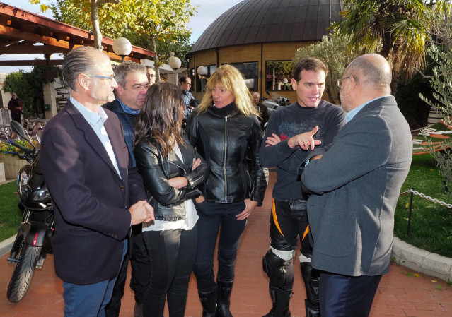 El presidente de Ciudadanos, Albert Rivera, se reúne con moteros en Herrera de Duero (Valladolid).