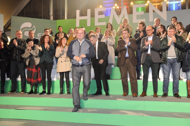 El presidente del EBB del PNV, Andoni Ortuzar en un acto electoral en vitoria