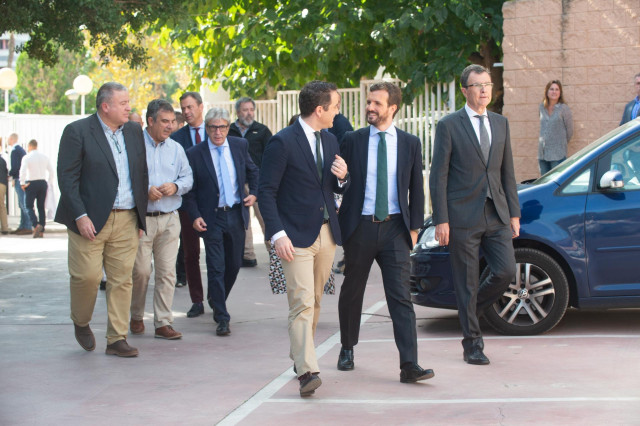 Pablo Casado en su visita a la Escuela de Hostelería del Instituto de Educación Secundaria de La Flota en la ciudad de Murcia junto a Teodoro García