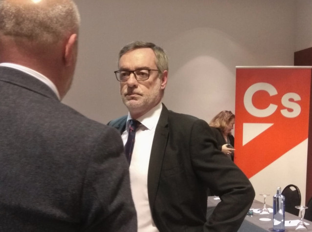 El secretario general de Cs, José Manuel Villegas, charla con el consejero de Educación de Andalucía, Javier Imbroda