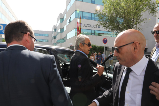 El banquero Jaime Botín (centro) llega al Juzgado de lo Penal número 27 de Madrid, donde comienza el juicio contra él, que está acusado de un delito de contrabando de bienes culturales por haber intentado sacar de España el cuadro de Picasso 'Cabeza de mu
