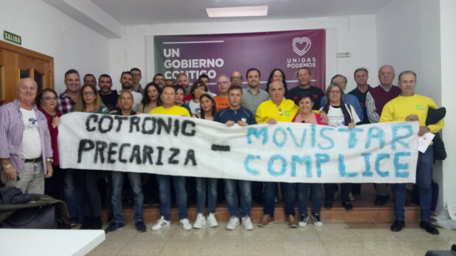 El coordinador general de IU, Alberto Garzón, y la candidata número dos de Unidas Podemos por Málaga, Eva García Sempere, en un encuentro con representantes de colectivos sociales y empresas en conflicto de la provincia.