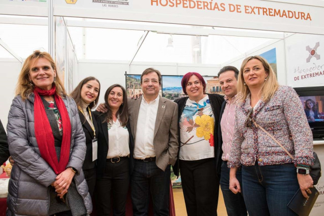 Vara y otras autoridades en la Feria de Apicultura y Turismo de las Hurdes