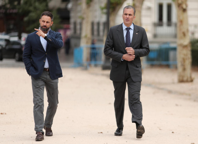 (I-D) El presidente de VOX, Santiago Abascal y el secretario general de Vox, Javier Ortega Smith, a su llegada a la rueda de prensa tras conocerse la sentencia del Tribunal Supremo sobre el juicio del 'procés', en Madrid (España), a 14 de octubre de 2019.