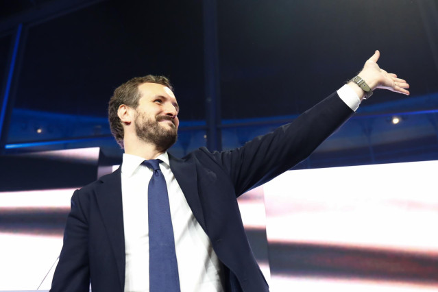 El presidente del PP y candidato del partido a la Presidencia del Gobierno, Pablo Casado saluda durante el mitin del partido de fin de campaña, en la Plaza de las Ventas, en Madrid (España), a 8 de noviembre de 2019.
