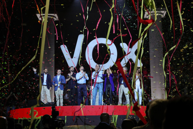 Ignacio Garriga Vaz de Concicao, Iván Espinosa de los Monteros, Santiago Abascal, Javier Ortega Smith, Rocío Monasterio y Hermann Tertsch en el acto de Vox 'Vistalegre Plus Ultra' en Madrid
