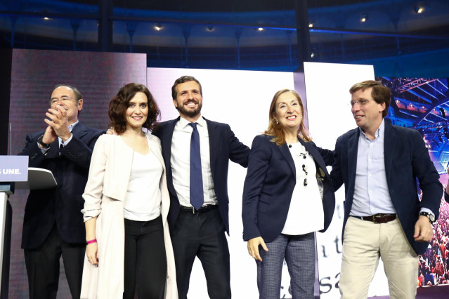 (I-D) El Presidente del Partido Popular de la Comunidad de Madrid, Pio García Escudero; la presidenta de la Comunidad de Madrid, Isabel Díaz Ayuso; el presidente del PP y candidato del partido a la Presidencia del Gobierno, Pablo Casado; la vicepresidenta