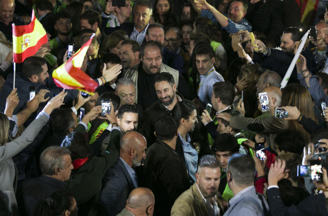 El presidente de Vox, Santiago Abascal (c) a su llegada al acto público celebrado en Dos Hermanas. (Sevilla), 05 de noviembre de 2019.