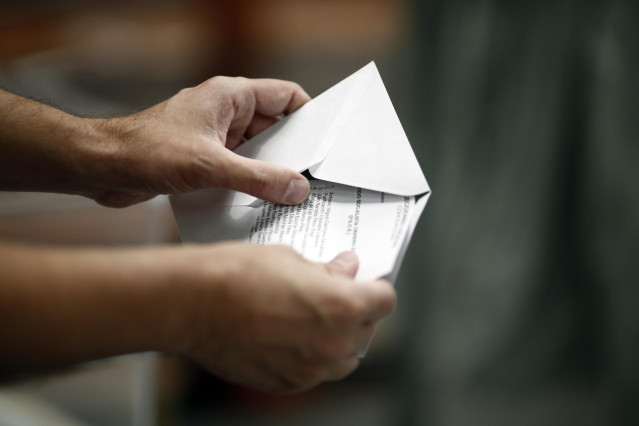 Papeleta y sobre de votación
