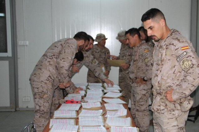 Militares en el exterior votando en las elecciones generales del 10 de noviembre