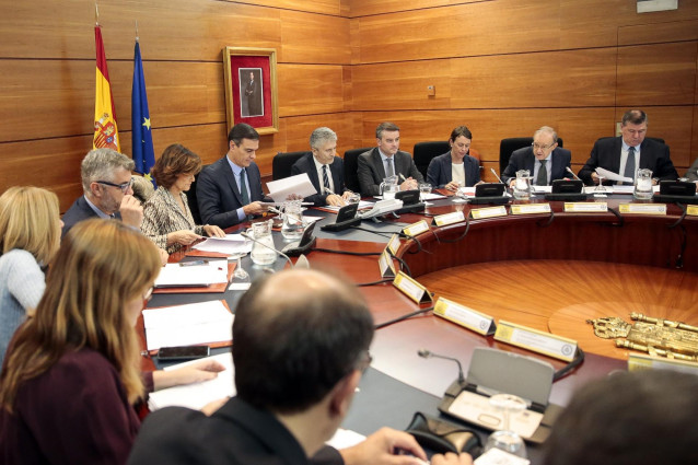 El presidente del Gobierno, Pedro Sánchez, reúne al comité de coordinación para seguir la situación en Cataluña