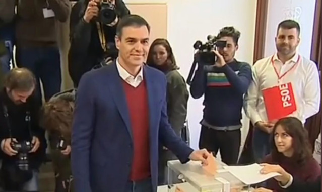 Pedro Sánchez ejerciendo su derecho al voto en Pozuelo de Alarcón (Madrid)