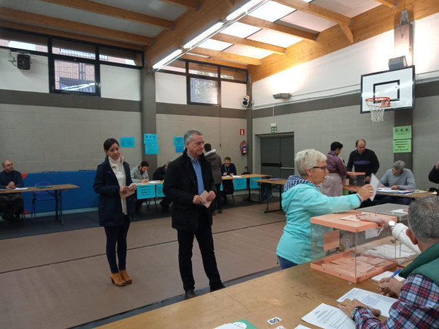 El lehendakari, Iñigo Urkullu, antes de depositar su voto este 10N en el Colegio de Zabalarra (Durango)