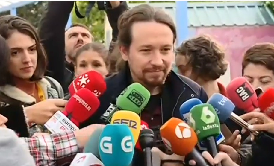 Pablo Iglesias tras ejercer su derecho al voto en La Navata (Madrid)