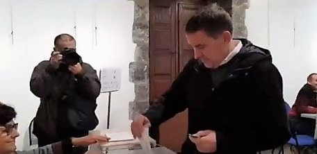 El coordinador general de EH Bildu, Arnaldo Otegi, deposita su voto en Elgoibar este 10N