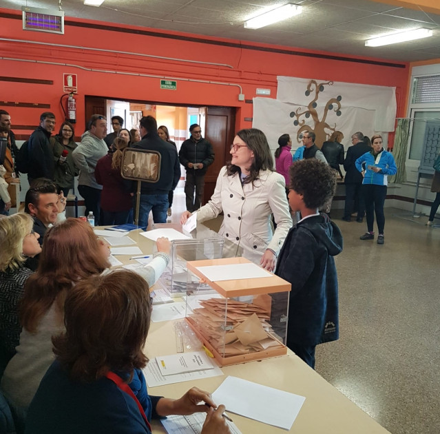Oltra vota en su colegio electoral de Riba-roja (Valencia)