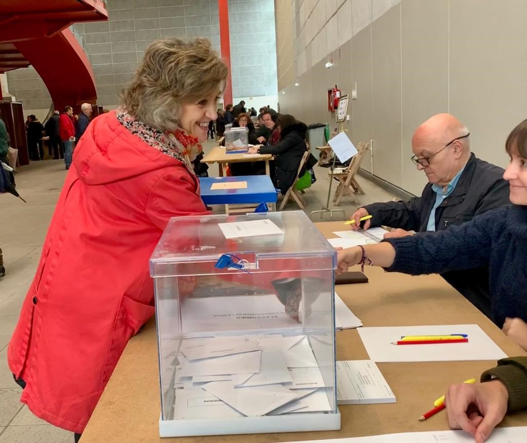 La número dos del PSOE al Congreso por Asturias y ministra de Sanidad en funciones, Luisa Carcedo, ejerce su derecho al voto en las elecciones generales