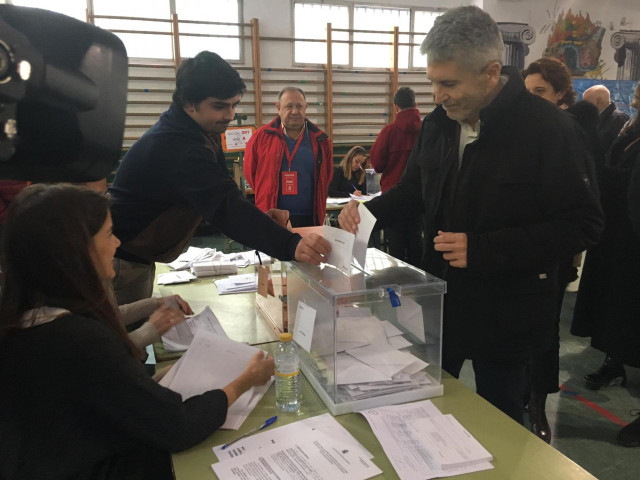 Marlaska ejerciendo su derecho a voto este domingo en Madrid