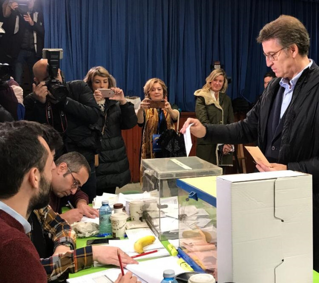 El presidente de la Xunta y líder del PPdeG, Alberto Núñez Feijóo, deposita su voto en las urnas de las elecciones generales del 10N