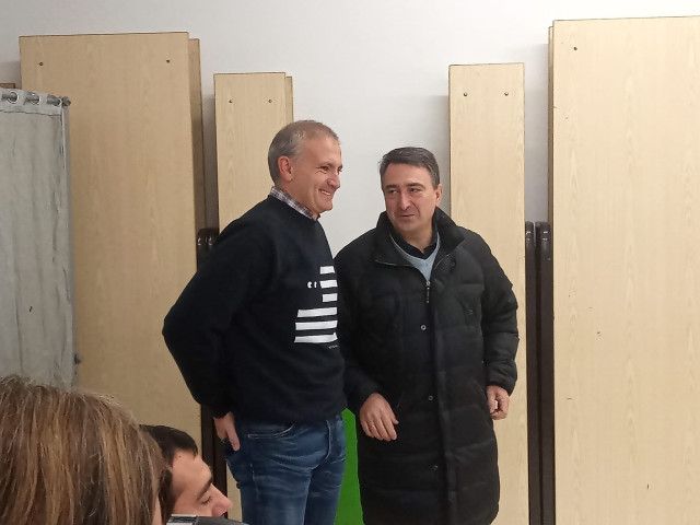 El candidato del PNV al Congreso por Bizkaia Aitor Esteban se dirige a votar en un  colegio electoral de Zeberio (Bizkaia)