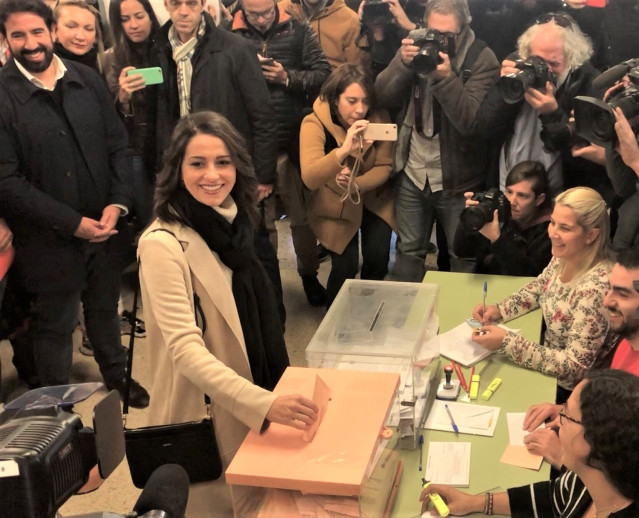 Votación de la candidata de Cs al Congreso por Barcelona, Inés Arrimadas, junto a su esposo, Xavier Cima (detrás suyo), el día de las elecciones generales del 10 de noviembre de 2019