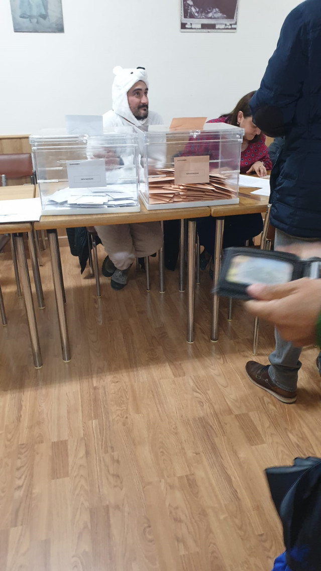 El presidente de la mesa electoral que ha acudido disfrazado de oso polar en Burgo de Osma (Soria).