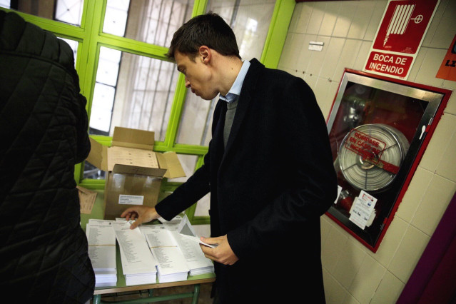 El candidato de Más País a la presidencia, Íñigo Errejón, vota en el 10N.