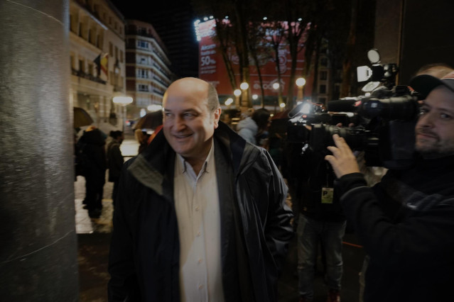 El presidente del EBB del PNV, a la entrada de la sede de Sabin Etxea en Bilbao