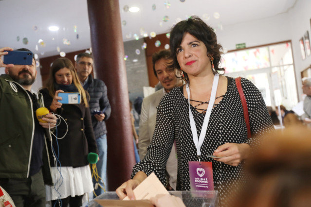 La presidenta de Adelante Andalucía y coordinadora de Podemos Andalucía, Teresa Rodríguez, junto a su pareja , el Alcalde de Cádiz, José María González, ‘Kichi’, ejerciendo su derecho al voto en Cádiz este 10N