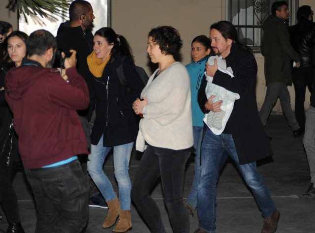 El líder de Podemos, Pablo Iglesias, y la número dos del partido, Irene Montero, llegan a la sede donde seguirán el escrutinio del 10N
