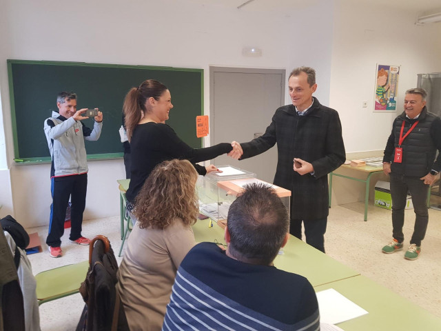 Pedro Duque vota en Xàbia