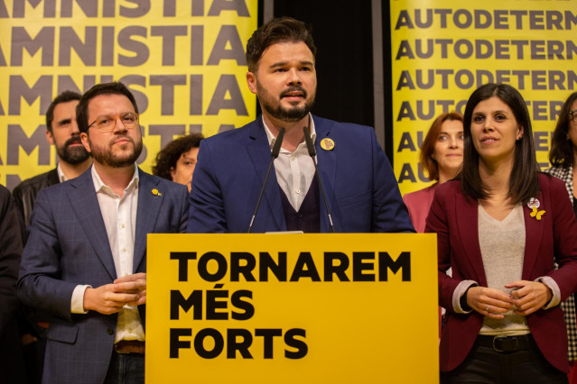 (I-D) El vicepresidente del Govern y consejero de Economía y Hacienda, Pere Aragonès; el diputado al Congreso de los Diputados por ERC, Gabriel Rufian y la diputada en el Parlament, Marta Vilalta, en la noche electoral del 10N, a 10 de noviembre de 2019.