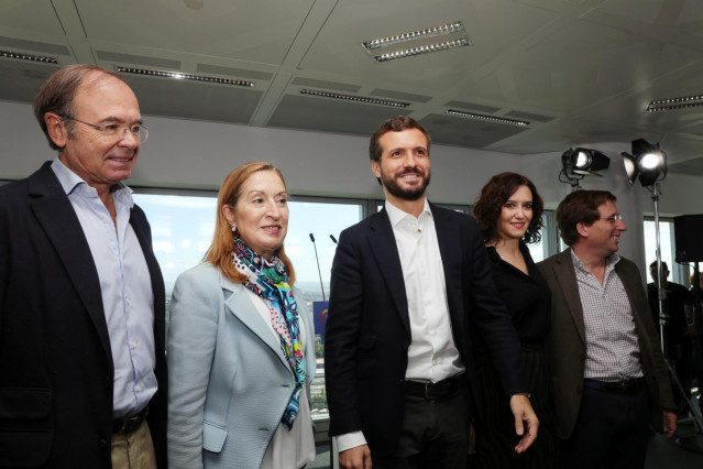 (I-D) El presidente de los populares en Madrid, Pio García-Escudero, la candidata al congreso por Madrid, Ana Pastor Julián, el presidente del Partido Popular y candidato a la presidencia el 10N, Pablo Casado, la presidenta de la Comunidad de Madrid, Isab